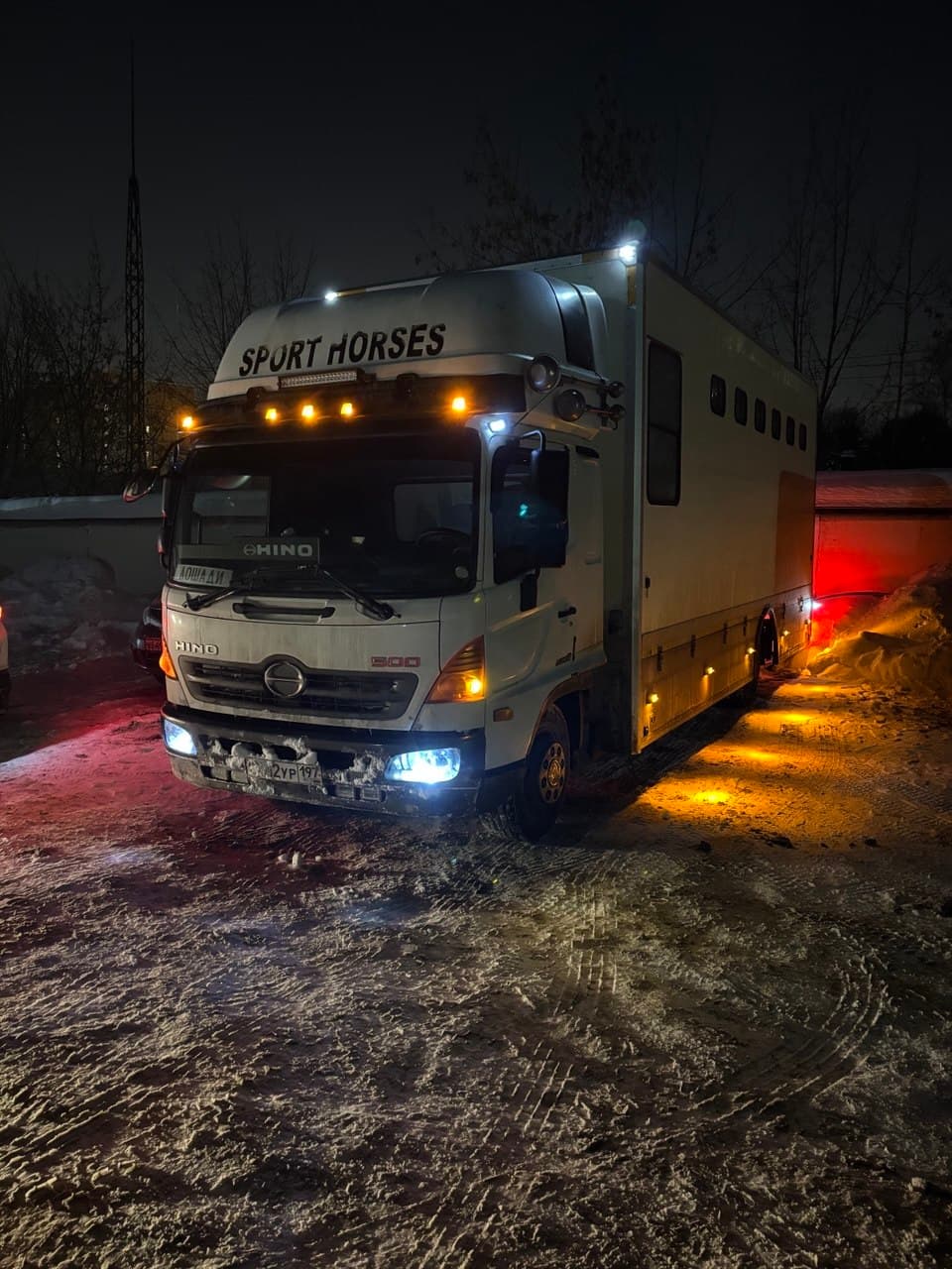 Коневоз ночью с включёнными огнями